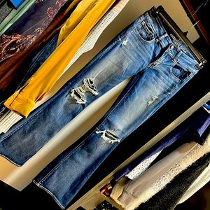 American eagle size 6 artist flair, low rise, distressed denim, jean